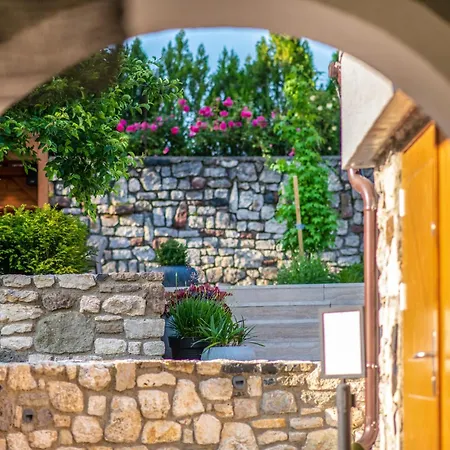 Mandilla 4* Köveskál